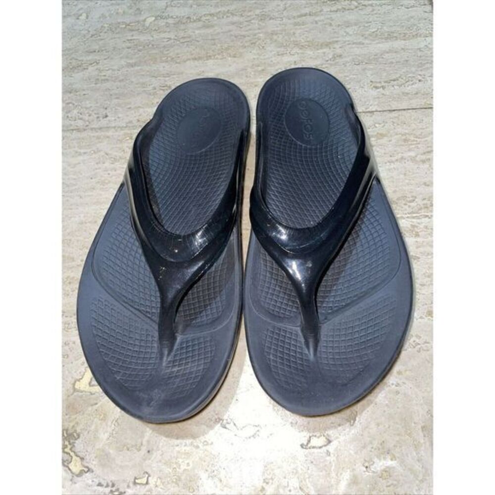 OOFOS Women's Black Flip flops Sandals 6 Glossy Strap